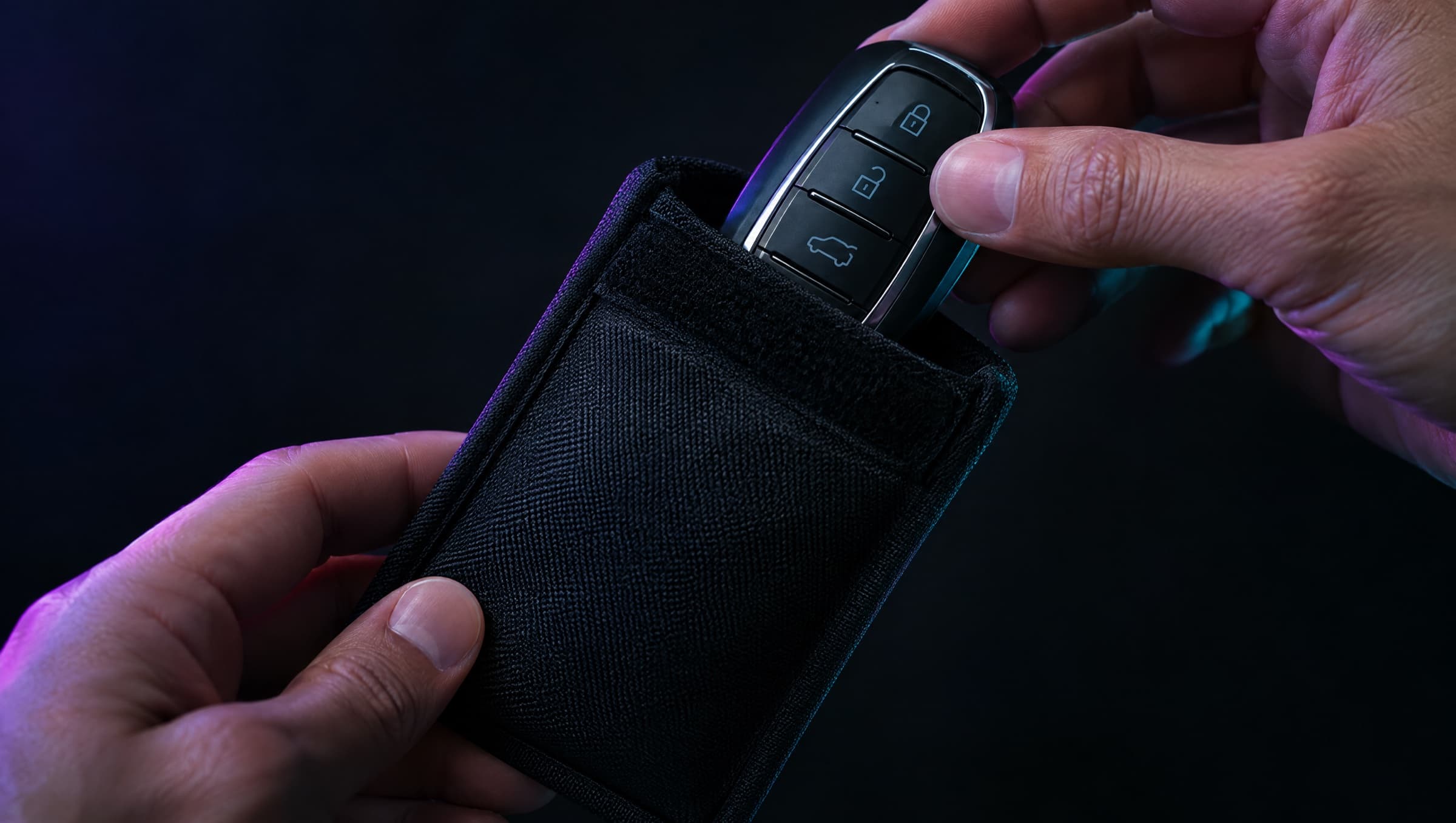 Keyless autosleutel in een afschermend etui